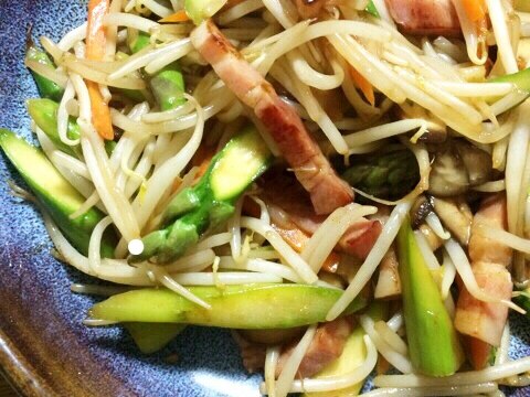 もやし とアスパラガスの野菜炒め